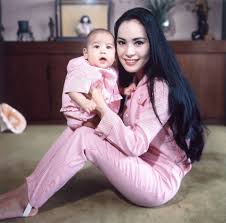 デヴィ夫人の娘・子供は何人?カリナの旦那・夫は?父親は?孫は
